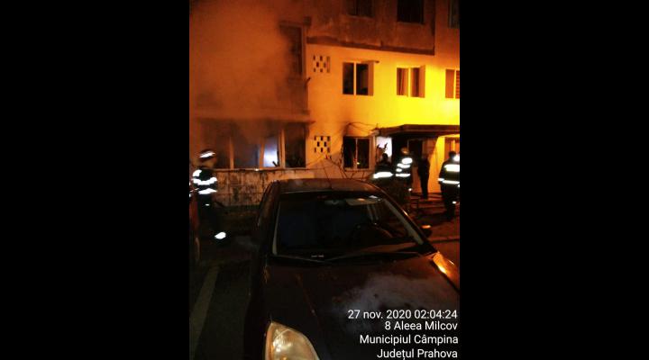 Incendiu puternic în Câmpina/O bătrână a murit iar 30 de persoane, evacuate