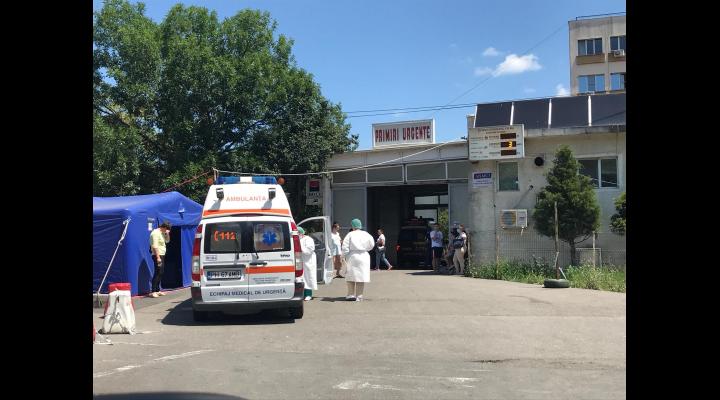 Scandal, aseara, in curtea Spitalului Judetean Prahova, provocat de rudele unui pacient. A fost nevoie de interventia fortelor de ordine! 