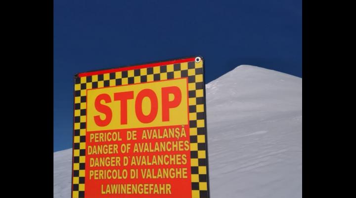 ALERTĂ: Avalanșă în masivul Bucegi, două persoane fiind surprinse