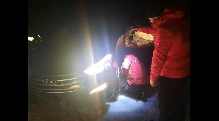 Doi turiști, salvați după ce au rămas cu mașina în zăpadă în zona Scropoasa din Bucegi