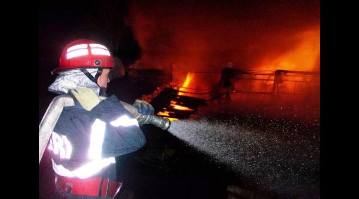 Incendiu la o fabrică de mobilă din Ploiești