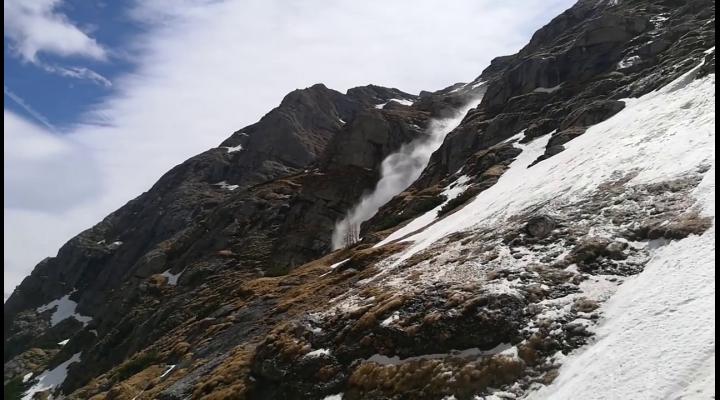VIDEO O avalanșă s-a produs pe Valea Albă/Momentul, surprins de turiști