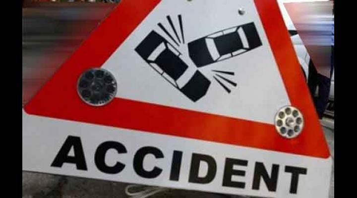 Accident pe strada Apelor, din Ploiești. Printre pasageri, o femeie însărcinată