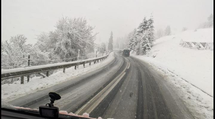 IMAGINI -  A început să ningă în județul Harghita
