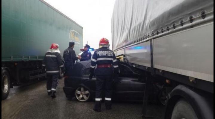 A intrat cu mașina sub un TIR și a scăpat cu viață