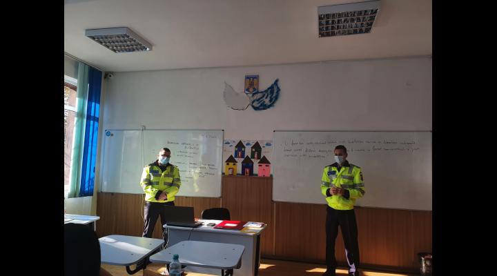 Meseria de polițist continuă să fie promovată de polițiștii prahoveni în instituțiile de învățământ