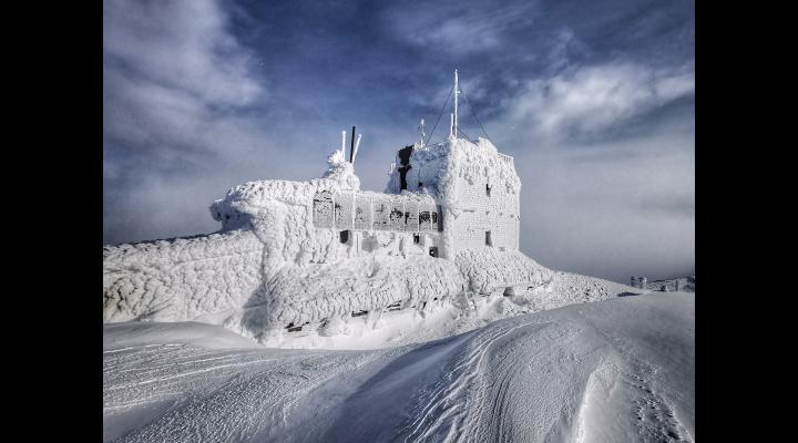 IMAGINEA de azi a Stației Meteorologice Vf. Omu