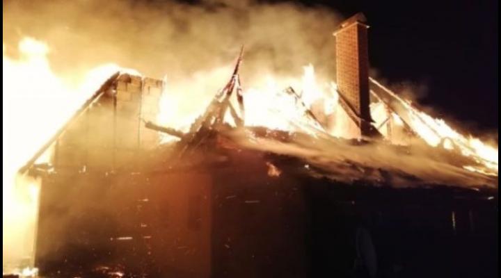 Incendiu puternic la o casă din Comarnic