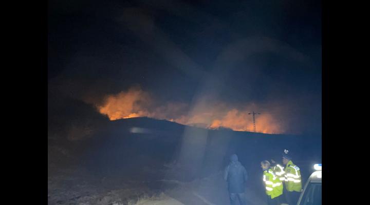 VIDEO: Incendiu de amploare la Ditesti/ Au intervenit pompierii din Prahova si Dambovita