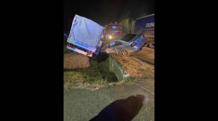 FOTO: Accident la Loloiasca intre o autoutilara si un autoturism