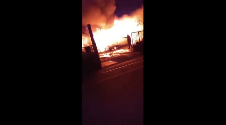 VIDEO: Incendiu violent la Filipestii de Padure