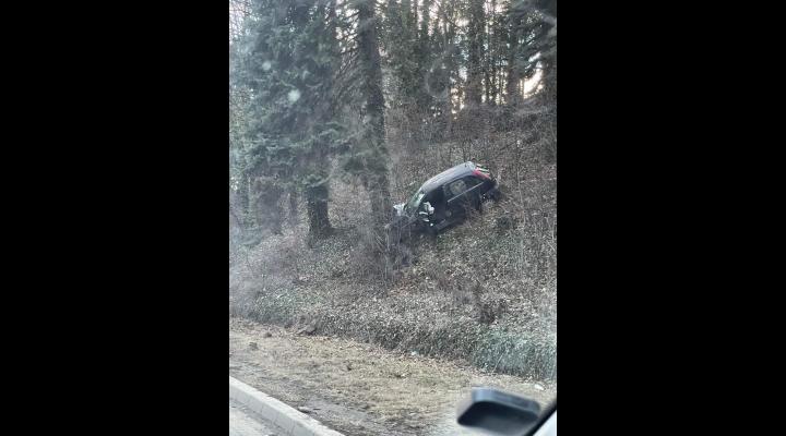 FOTO Accident în fața Gării din Sinaia/Două persoane au scăpat nevătămate după ce au căzut cu mașina 