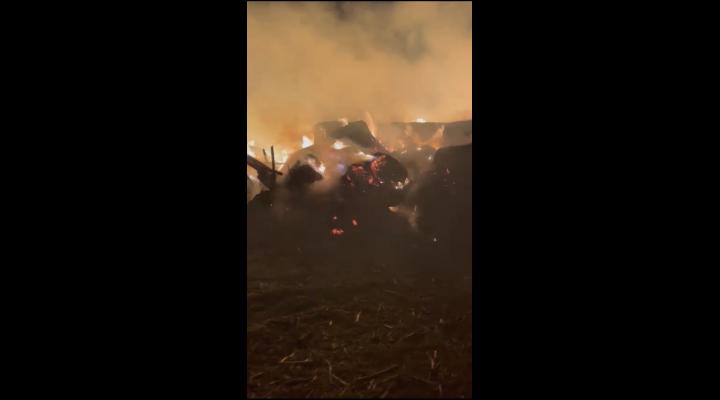 UPDATE: Cel mai probabil incendiul a fost provocat intentionat! VIDEO- Peste 750 de baloti de paie, in flacari, la Baba Ana/ Vantul este o problema in plus