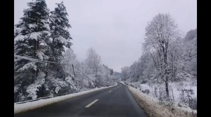 Situatia traficului in tara. In Prahova ninge, dar nu se depune zapada pe carosabil