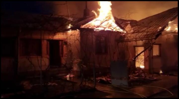 VIDEO - Incendiu violent la doua case din comuna Poienarii Burchii