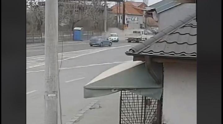 VIDEO: Un tanar de 20 de ani a intrat cu masina intr-un stalp din care a fost proiectat intr-un autoturism, in Ploiesti