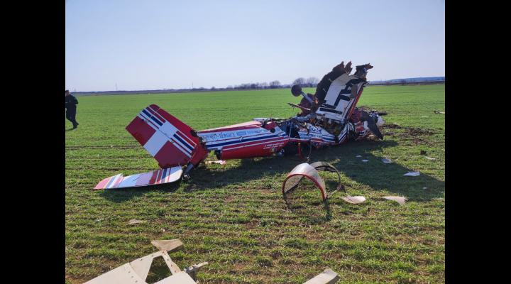 UPDATE: Pilotul a decedat! Un avion de acrobație în care se afla doar pilotul s-a prăbușit la Strejnicu