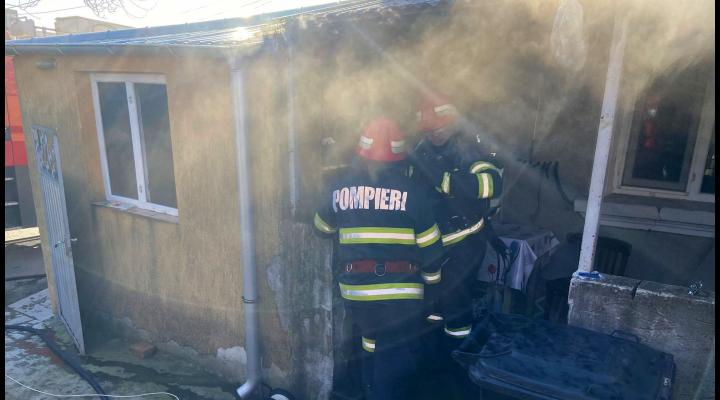 Casă din Păcureți, făcută scrum în urma unui incendiu