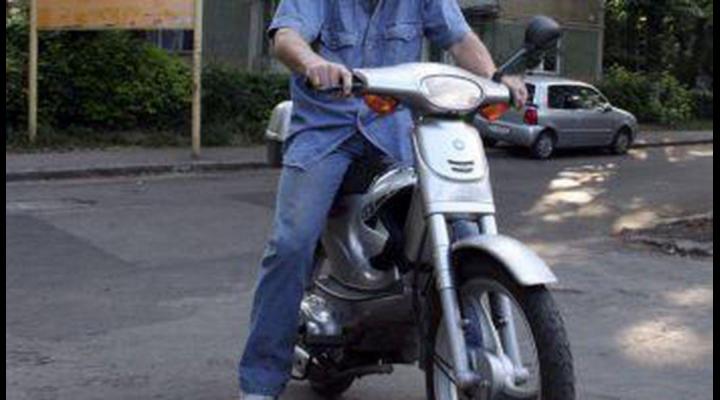 Tânăr din Sinaia depistat conducând un moped neînmatriculat. Acesta nu avea nici permis de conducere 