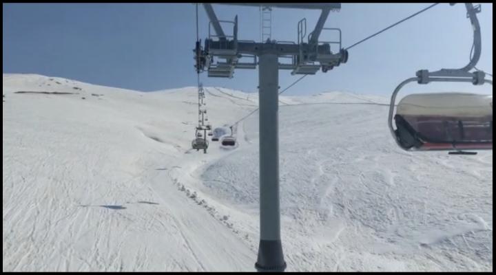 In statiunile montane de pe Valea Prahovei, turistii s-au putut bucura de ultimul weekend cu pârtiile deschise și de zapada. Ce evenimente au mai fost in judet