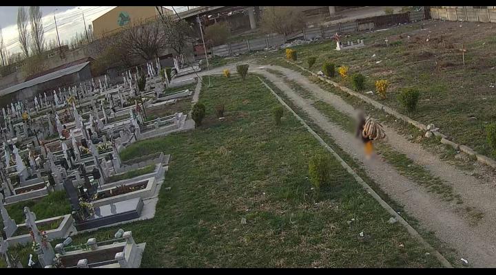 O persoană care a furat din Cimitirul Mihai Bravu, surprinsă de camerele de supraveghere