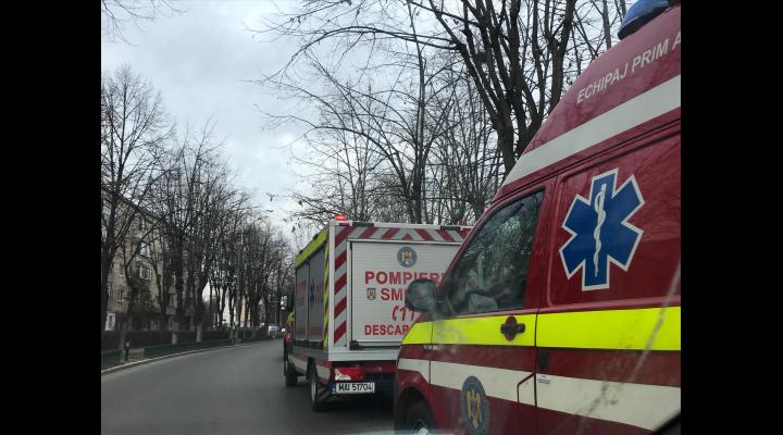 Pieton rănit și un autoturism avariat după ce un copac s-a prăbușit în centrul  Ploieștiului