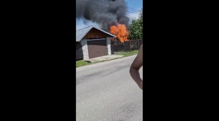 VIDEO: Incendiu violent la o casa din Scorteni