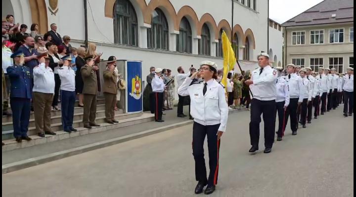 Emoționant/Absolvenții promoției a 98–a au defilat pentru ultima dată la  Colegiul Naţional Militar "Dimitrie Cantemir" Breaza