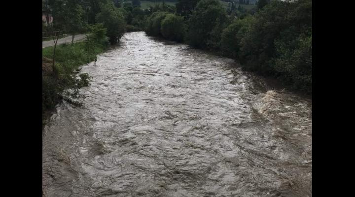 Viitură produsă pe râul Teleajen în zona barajului de priză Vălenii de Munte/ HIDRO PRAHOVA SA anunţă că va întrerupe distribuția apei potabile în toată comuna Dumbrăvești