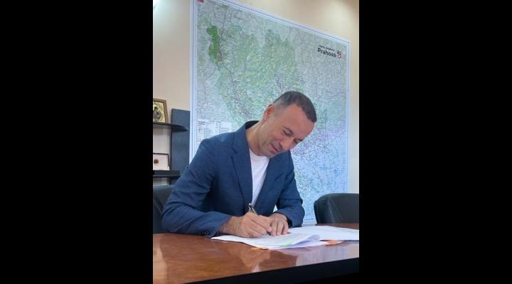 Zeci de școli din Prahova vor fi  dotate cu echipamente și servicii de conectare la internet/Președintele CJ Prahova, Iulian Dumitrescu, a semnat contractul de achiziție 