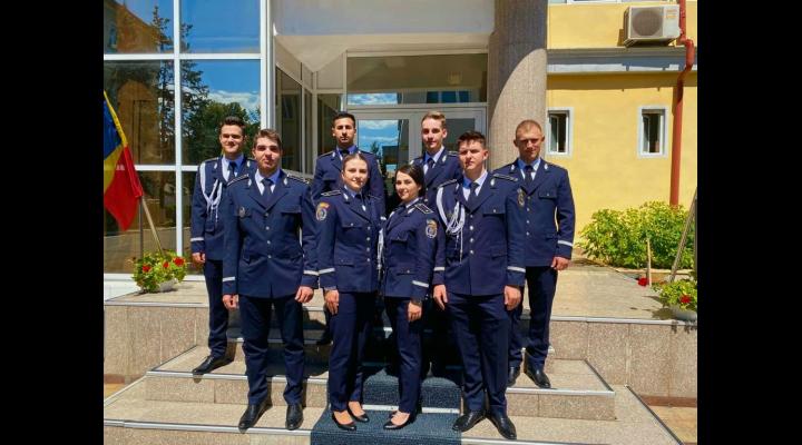 Opt absolvenți ai Academiei de Poliție ,,Alexandru Ioan Cuza” din București își încep astăzi cariera de polițist  la Poliția Prahova