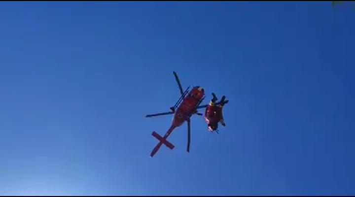 Alpinistă evacuată de salvamontiști cu ajutorul elicopterului în urma unui accident produs în Bucegi