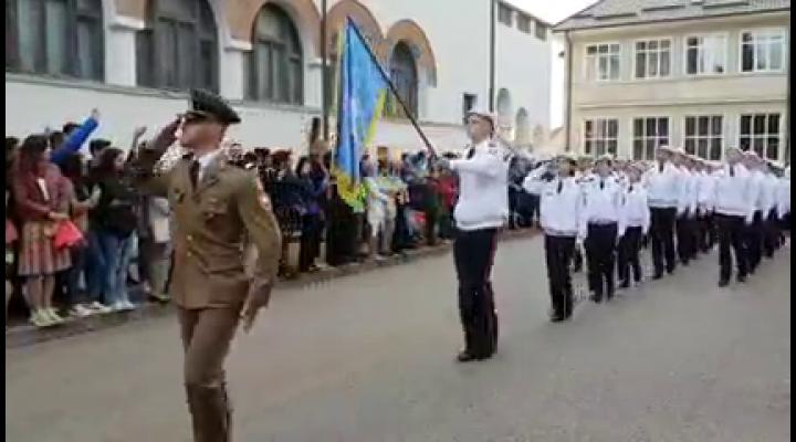 Moment emoționant la Colegiul Naţional Militar "Dimitrie Cantemir"/Cadrele militare și elevii au defilat la deschiderea noului an școlar