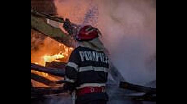 Doi barbati s-au ales cu arsuri in urma unor incendii produse in aceasta seara in Prahova