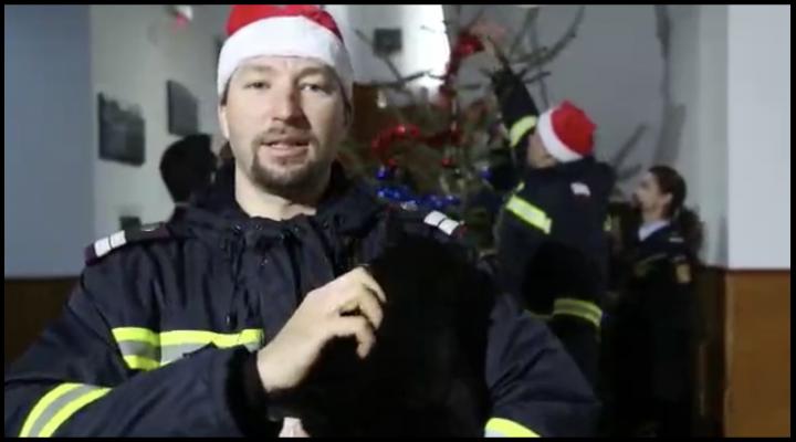 Video inedit de la pompieri, cu sfaruri pentru impodobirea bradului - VIDEO