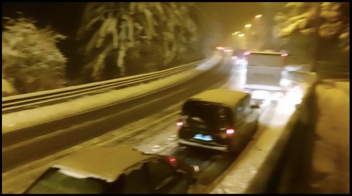 VIDEO: Circulatie restrictionata in centrul statiunii Sinaia/ Utilajele nu puteau interveni din cauza traficului intens
