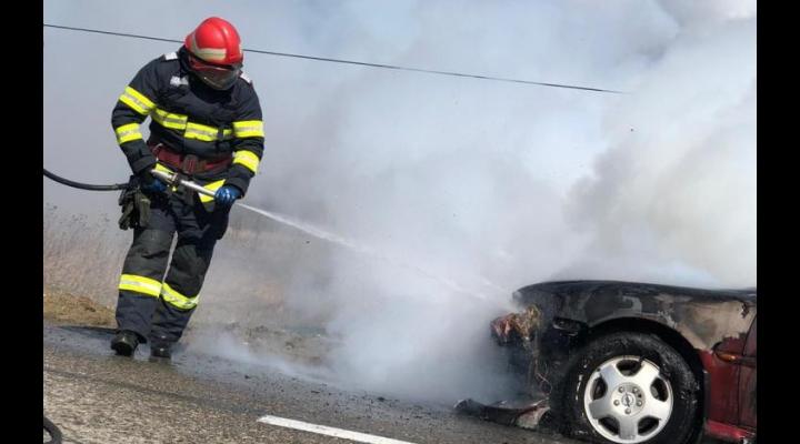 O masina a ars ca o torta in Ploiesti