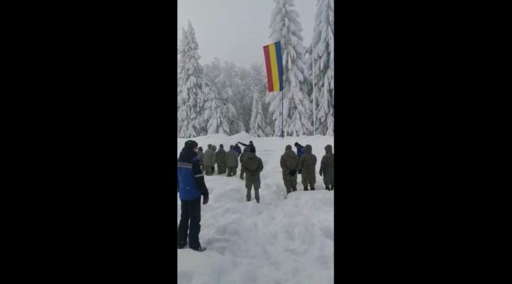 Militarii americani se antrenează alături de jandarmii montani pentru intervenția în caz de avalanșe 