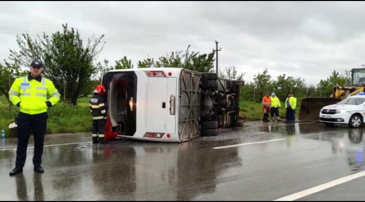 Un autocar s-a răsturnat în Buzău/23 de persoane, transportate la spital