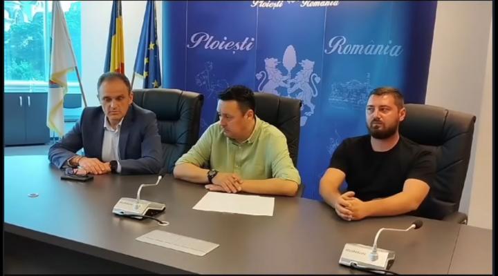 Virgiliu Nanu, alaturi de primarul Andrei Volosevici, la semnarea ordinului de incepere a constructiei unei crese in Ploiesti