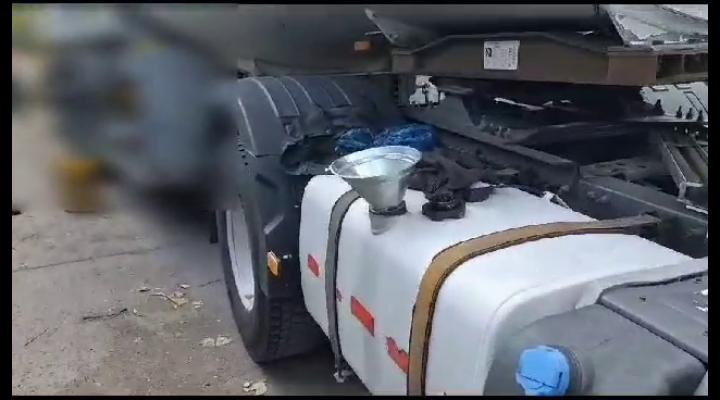 Prins când fura 120 de litri de motorină din conținutul unei autocisterne parcate în comuna Brazi