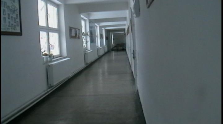 Școală la ... primărie/Clase amenajate în biroul Primarului, în sala de Consiliu și în sala Registraturii, în Azuga