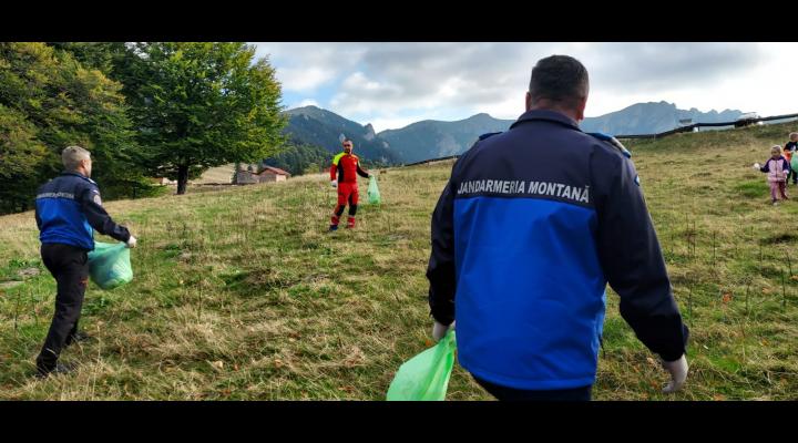 De ziua lor, jandarmii montani din Prahova au strâns gunoaie - FOTO