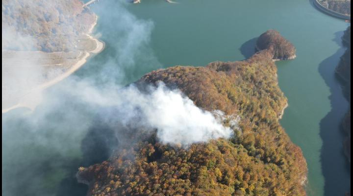 Incendiu la pădurea din zona Barajului Paltinu nu a fost stins/UPDATE