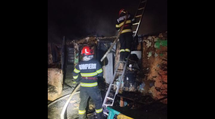 Incendiu la o casa din Apostolache, izbucnit de la un cos de fum