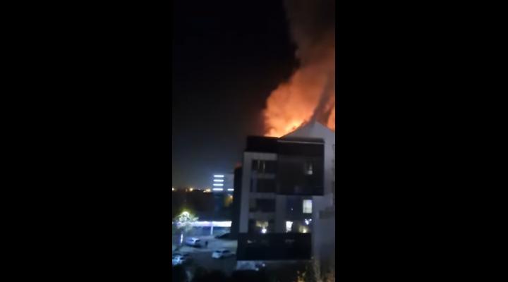 Incendiu puternic la un hotel din Ploiești - FOTO