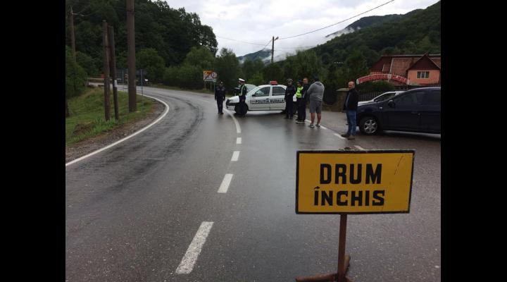 Circulatie auto inchisa pe un drum din Valenii de Munte