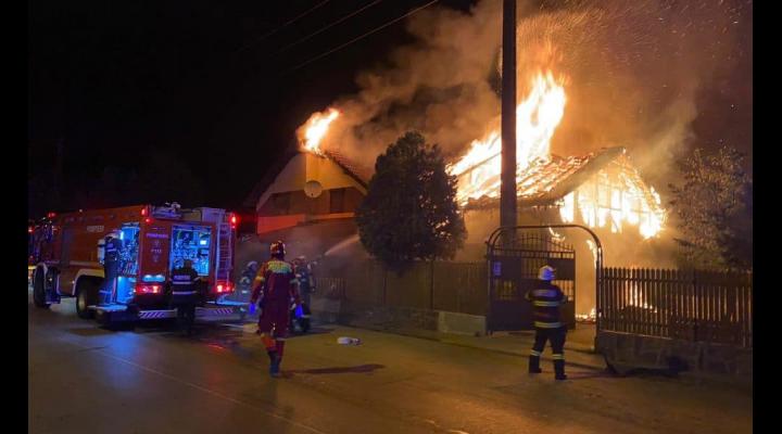 Bătrân din Starchiojd, găsit carbonizat/Un incendiu a cuprins două case