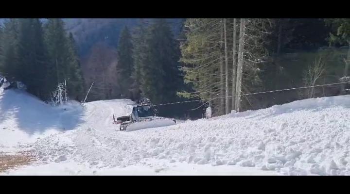 Se lucrează la înzăpezirea Pârtiei Noi din Sinaia/Este închisă și este pericol mare de accidentare-VIDEO