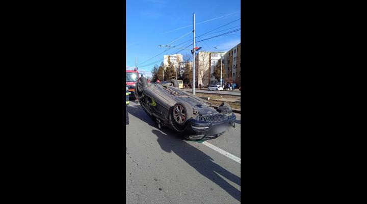 O mașină s-a răsturnat pe Șoseaua Vestului, în urma unui accident-FOTO